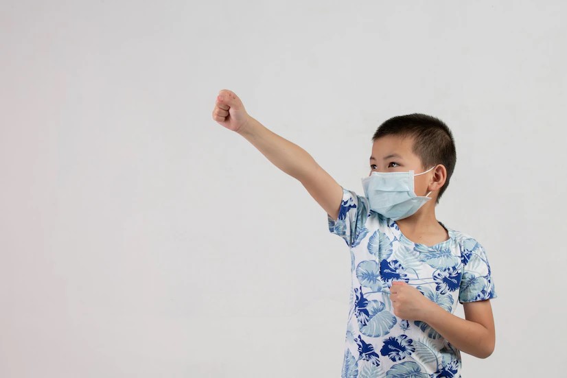 Anak menggunaka masker